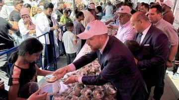 Mimar Sinan'ın vasiyeti gereği Süleymaniye Camisi'nin önünde aşure dağıtıldı