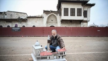 Minyatürünü yaptığı Habib-i Neccar Camisi'nin yıkıldığını görünce gözyaşlarını tutamadı