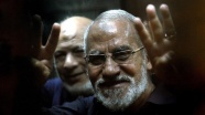 Mısır&#39;da darbeci askeri mahkemeden İhvan yöneticilerine hapis cezası