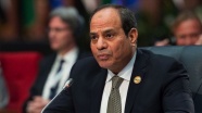 Mısır Cumhurbaşkanı Sisi'nin öğrencilere kurşun geçirmez camdan konuşma yapması alay konusu old