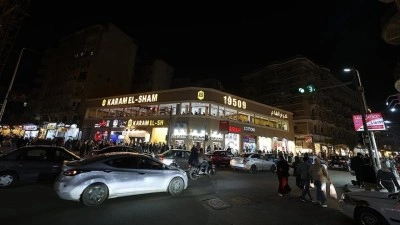 Mısır'da tasarruf &ouml;nlemleri kapsamında d&uuml;kkanlar erken kapandı, sokaklar karanlığa b&uuml;r&uuml;nd&uuml;