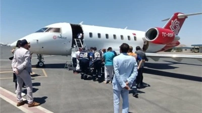 Mısır'da trafik kazası ge&ccedil;iren 3 T&uuml;rk vatandaşı hava ambulansıyla T&uuml;rkiye'ye getirildi