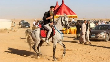 Mısır'daki "Arap kabileleri at yarışında" kupayı 12 yaşındaki jokey kaldırdı