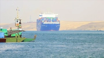 Mısır'ın Süveyş Kanalı geliri bölgesel gerilim nedeniyle yüzde 40 ila 50 azaldı