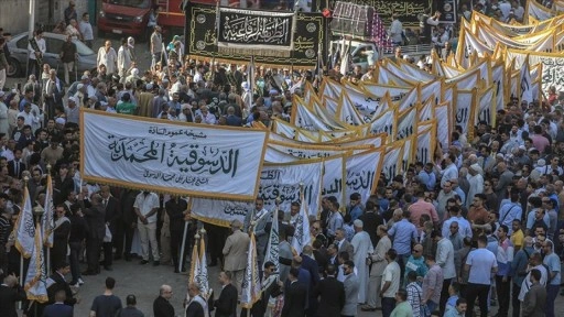 Mısırlı Müslümanlar, Hicri 1447 yılını Kahire sokaklarında zikir, ilahi ve yürüyüşlerle karşıladı