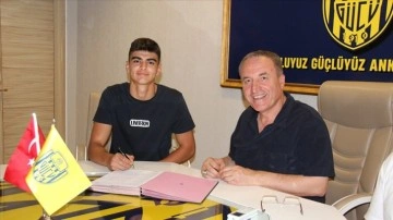 MKE Ankaragücü, Arda Ünyay ile profesyonel sözleşme imzaladı