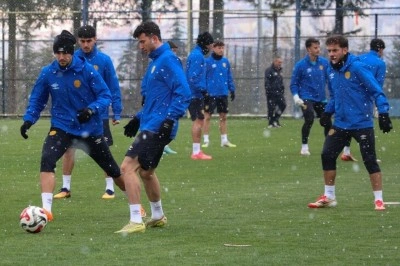 MKE Ankarag&uuml;c&uuml; taraftarın da desteğiyle play-off'u garantilemek istiyor