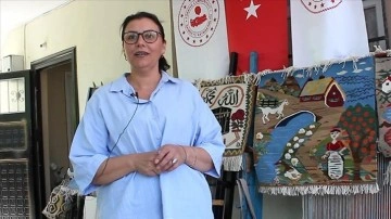 Moldovalı kadın, yerleştiği Adana'da kilim dokumayı öğretiyor