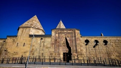 Motif motif işlenen taşlarda g&ouml;lgeler y&uuml;zyıllardır kıyama duruyor