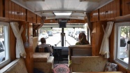 Motokaravana dönüştürdüğü eski model yolcu minibüsüyle Türkiye&#039;yi geziyor