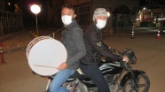 Motorize ramazan davulcularından manilerle sosyal mesafe mesajı