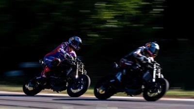 Motosikletin "&Ouml;nc&uuml; kardeşler"i zirveye s&uuml;r&uuml;yor