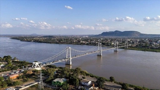Mozambik'teki Zambezi Nehri ve Samora Machel Köprüsü havadan görüntülendi
