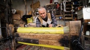 Muammer usta 62 yıldır hasır yastık üretiyor