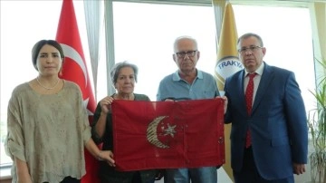 Mübadelede babasının Türkiye'ye dönerken kayığına astığı asırlık Türk bayrağını müzeye bağışlad