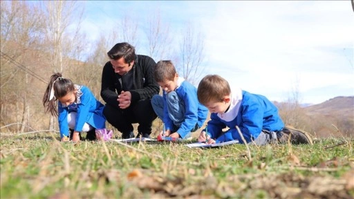 Müdürü olduğu dağ köyündeki okulda 3 öğrencisinin eğitimi için çaba gösteriyor