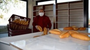 Muğla&#039;da bir gazeteci evden çıkamayanlara 1500 ekmeği ücretsiz dağıttı