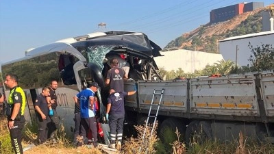 Muğla'da yolcu otob&uuml;s&uuml; ile tırın &ccedil;arpıştığı kazada 2 kişi &ouml;ld&uuml;, 18 kişi yaralandı