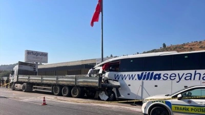 Muğla'da yolcu otob&uuml;s&uuml; ile tırın &ccedil;arpıştığı kazada &ouml;l&uuml; sayısı 4'e y&uuml;kseldi