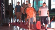 Muğla&#039;ya gelen İngiliz turistler, kırmızı halıyla karşılandı