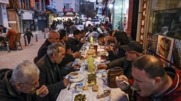 Muhtardan ihtiyaç sahiplerine lokantada ücretsiz iftar