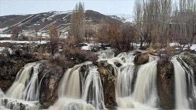 Muradiye Şelalesi yağışların etkisiyle daha coşkulu akmaya başladı