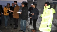 Muş'ta dondurucu soğukta nöbet tutan polislere çay ikramı