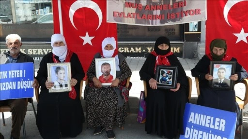 Muş'ta evlatlarına kavuşmak isteyen aileler DEM Parti önündeki eylemlerini sürdürdü