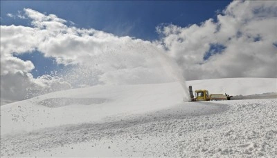 Muş'ta metrelerce karın bulunduğu yolda zorlu &ccedil;alışma