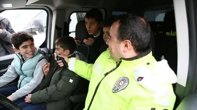 Muş'ta polisler &ccedil;ocukların mutluluğu i&ccedil;in sahada