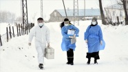 Muş'ta sağlık ekipleri karlı yolları yayan aşarak CoronaVac aşısı yapıyor
