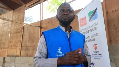 M&uuml;sl&uuml;manlardan etkilenerek İslam'ı se&ccedil;en Tanzanyalı Arafat, &uuml;lkesinde TDV g&ouml;n&uuml;ll&uuml;s&uuml; oldu