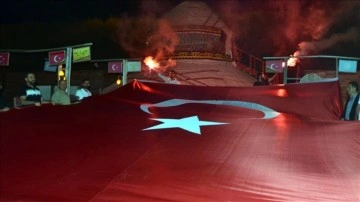 Muş'ta Malazgirt Zaferi'nin 952. yıl dönümü sebebiyle meşale yakıldı, Türk bayrağı açıldı