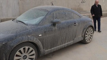 Muş'ta toz taşınımı nedeniyle araçlar çamurla kaplandı
