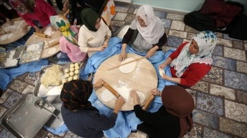 Muş'ta yurda yerleştirilen depremzede kadınlar bayram için tatlı yaptı