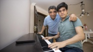 Müzik dehası otizmli piyanist Buğra&#039;nın yaşamındaki &#039;gölge öğretmen&#039; babası oldu