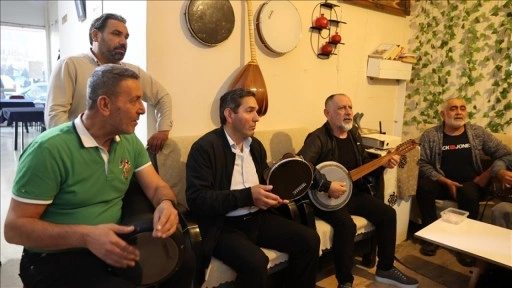 "Müzisyenler kahvesi"nden okey taşı sesi değil, nağmeler yükseliyor