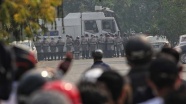 Myanmar'da protestoları engellemek için kamu binalarının çevresine asker konuşlandırıldı