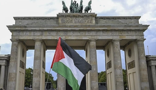 Brandenburg Kapısı’nın gizemi: Tarihsel hafıza ve küresel vicdanın mekânı -Hülya Ayhan yazdı-