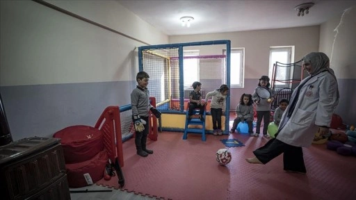 Nagehan öğretmen, kırsaldaki okulda 13 öğrencisi için kömürlüğü oyun atölyesine çevirdi