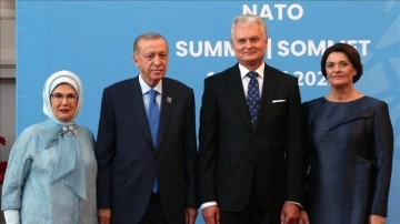 NATO liderleri ve eşleri akşam yemeğinde bir araya geldi