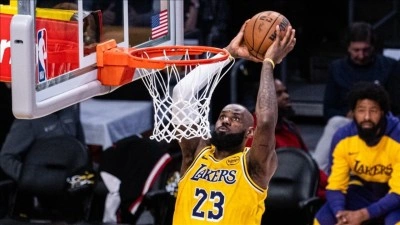NBA'de LeBron James'in "triple double" yaptığı ma&ccedil;ta Lakers, Mavericks'i ye