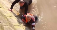 Nehre düşen vatandaşı yoldan geçen cankurtaran kurtardı