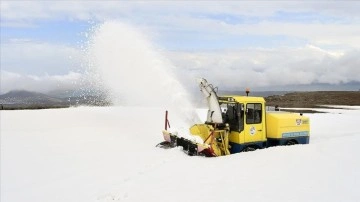 Nemrut Krater Gölü'ne ulaşımın sağlandığı yolda karla mücadele çalışması başlatıldı