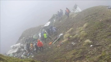 Nepal dağlarında kaybolan uçağın enkazı bulundu