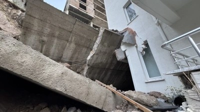 Nevşehir'de &ccedil;&ouml;ken istinat duvarı, &ouml;ndeki apartmanda hasar oluşturdu