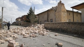 Nevşehir'de fırtına minareyi yıktı, seralara zarar verdi