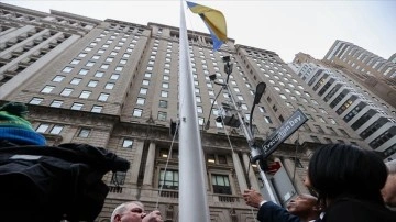 New York Belediye Başkanı Adams, Ukrayna için bayrak çekme törenine katıldı