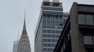 New York'ta 37 katlı binanın yıkılma tehlikesi nedeniyle yollar kapatıldı