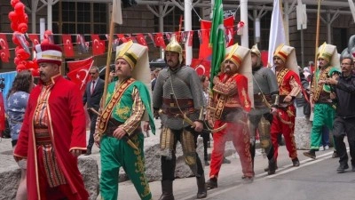 New York'ta 43. T&uuml;rk G&uuml;n&uuml; Y&uuml;r&uuml;y&uuml;ş&uuml; i&ccedil;in bayrak &ccedil;ekme t&ouml;reni d&uuml;zenlendi